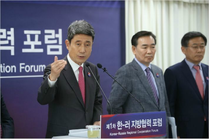 이강덕 포항시장이 '제1차 한-러 지방협력포럼'에 대해 설명하고 있다(포항CBS 자료사진)