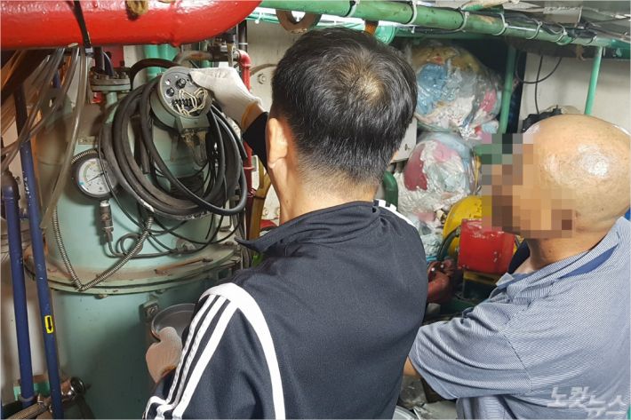 속초해경 직원이 해양오염관리법으로 적발된 K호 기관실을 확인하고 있다. (사진=속초해경 제공)