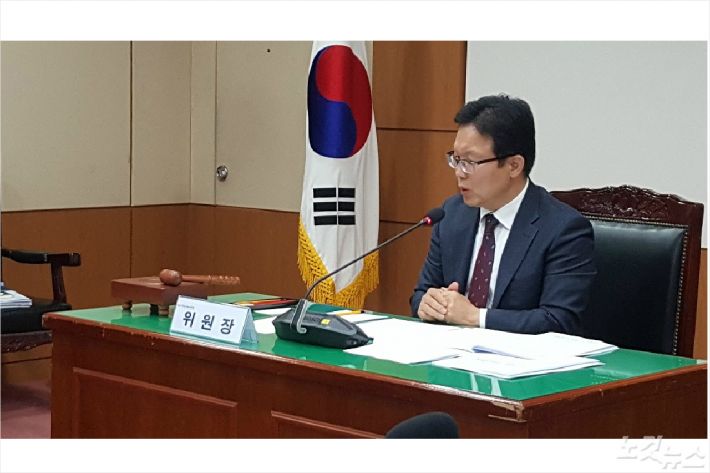 정병식 심의위원장이 회의 서류를 살펴보고 있다(사진=고영호 기자)