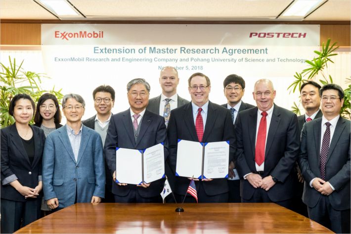정완균 POSTECH 부총장과 마이클 커비 엑손모빌 연구센터 전략리서치매니저가 협약서를 들고 있다.(사진=포스텍 제공)