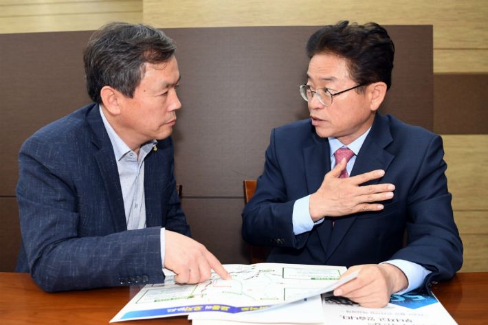5일 국회에서 김현권(왼쪽) TK특위 위원장과 이철우 경북지사가 내년도 국비 확보 방안을 협의하고 있다(사진=경북도 제공)