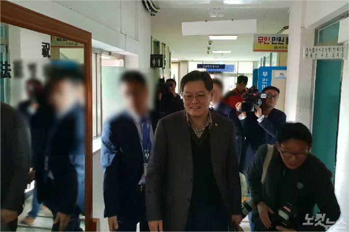 공직선거법 위한 혐의로 구속영장이 청구된 이경일 강원 고성군수가 6일 오전 영장실질심사를 받기 위해 춘천지방법원 속초지원에 도착했다. (사진=전영래 기자)