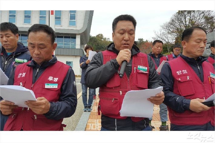 전남동부경남서부지부 안영일 수석 부지부장이 기자회견문을 낭독하고 있다(사진=고영호 기자)