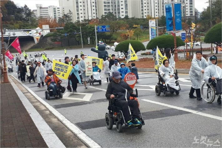 장애인과 봉사활동 80여 명은 7일 KTX강릉역에서부터 강릉시청까지 행진하는 퍼포먼스를 펼쳤다. (사진=유선희 기자)