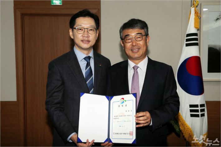 김경수 경남지사와 안완기 경남TP원장(사진=경남도청 제공)