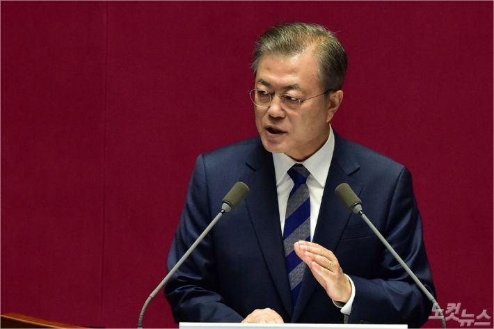 문재인 대통령이 지난 1일 국회 본회의장에서 2019년도 예산안에 대한 시정연설을 하고 있다. 윤창원기자