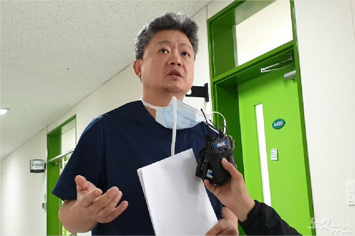 강현욱 제주대 의대 교수가 8일 제주 해안서 숨진 3세 여아 엄마 장모(33)씨에 대한 부검을 마치고 기자들에게 결과를 발표하고 있다. (사진=고상현 기자)