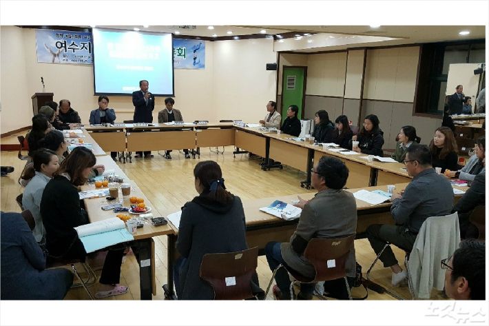 여수지역 평화통일운동 토론회에서 천상국 위원장이 인사말을 하고 있다(사진=고영호 기자)