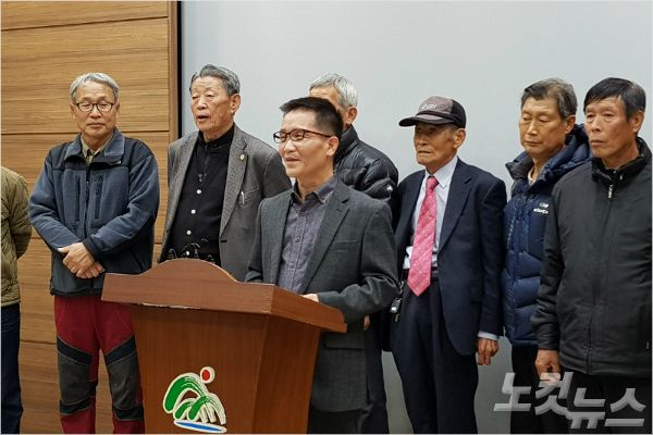 충북 보은군 쌍암리 주민들이 조속한 임도 설치를 촉구하고 있다. (사진=김종현 기자)