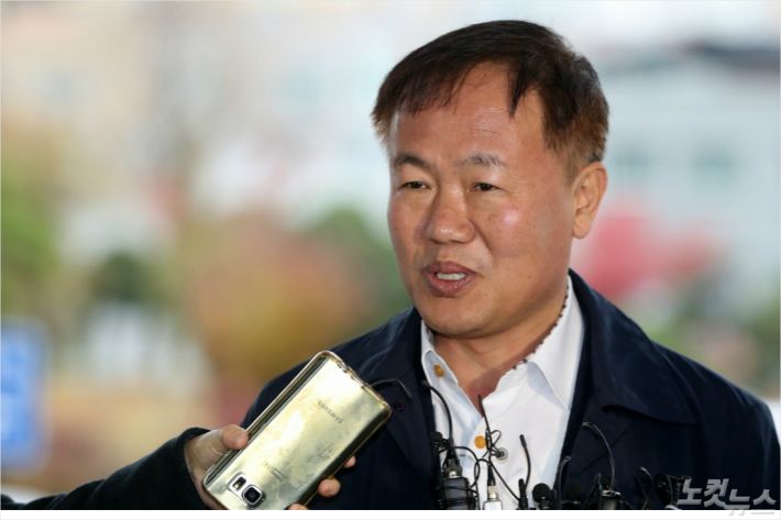 공직선거법 위반 혐의를 받고 있는 이재수 춘천시장이 9일 오전 춘천지검에 출석했다. 검찰 조사에 앞서 기자들의 질문에 답하고 있는 이재수 춘천시장.