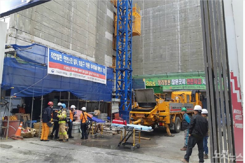 9일 오전 10시 20분즘 부산 사상구 괘법동의 한 신축공사장 지하 2층에서 바닥 메우기 작업을 하던 A(38)씨 등 근로자 3명이 의식저하와 호흡곤란 증세를 보여 병원으로 옮겨졌다. <사진=부산 소방본부 제공>