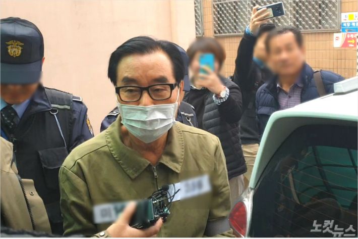 9일 오전 11시쯤 최규호 전 전북교육감이 구속 전 피의자 심문을 받기 위해 전주지법으로 향하고 있다. (사진=김민성 기자)