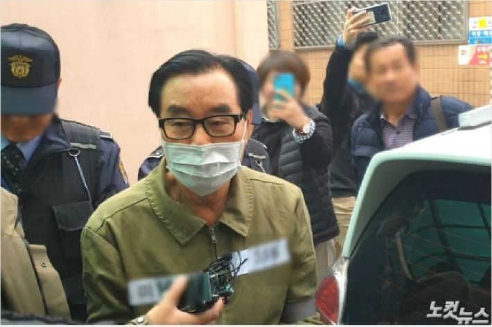 9일 오전 11시쯤 최규호 전 전북교육감이 구속 전 피의자 심문을 받기 위해 전주지법으로 향하고 있다. (사진=김민성 기자)
