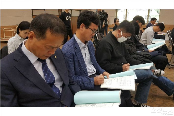 송하진 여수시의원과 김태성 전남시민사회단체연대회의 사무국장(왼쪽부터)이 토론회 자료를 살펴보고 있다(사진=고영호 기자)