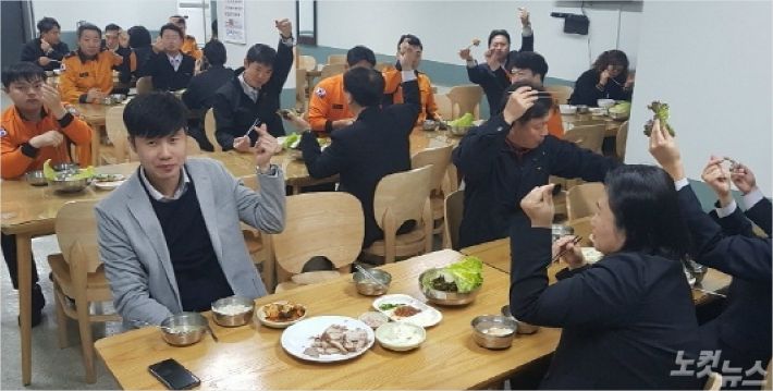 오거돈 부산시장이 '제56주년 소방의 날'을 맞아 격려품으로 전달한 돼지고기로 식사를 하고 있는 소방대원. <사진제=부산소방안전본부 제공>