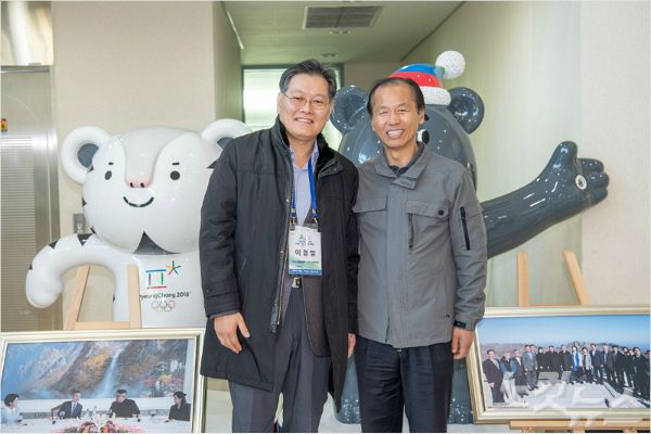 금강산관광 20주년 기념행사로 방북길에 나선 최문순 강원지사와 이경일 고성군수(사진=강원도 제공)