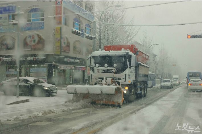 24일 강원 춘천에 첫눈이 내리고 있는 가운데 제설차량들이 도로 제설작업에 나서고 있다.(사진=박정민 기자)