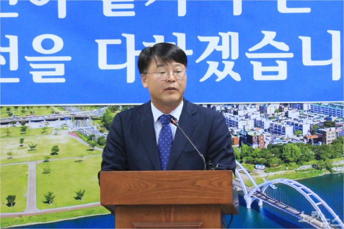 김진규 울산 남구청장이 지난 10월 18일 남구청 프레스센터에서 선거법 위반 혐의와 관련해 기자회견을 갖고 있다. (사진=이상록 기자)