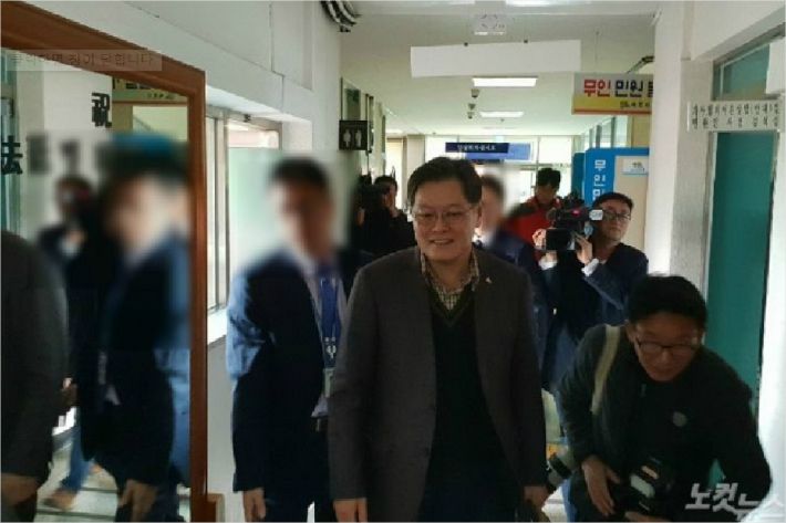 공직선거법을 위반한 혐의를 받는 이경일 강원 고성군수가 28일 오전 춘천지검 속초지청에 두 번째 출석했다. (사진=전영래 기자)