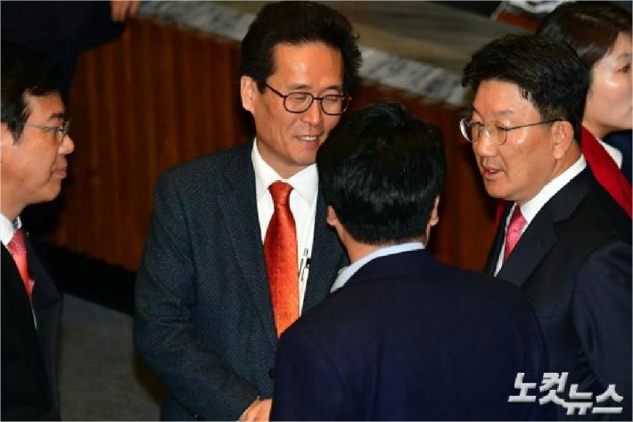 자유한국당 권성동 의원(우측). (사진=윤창원 기자)