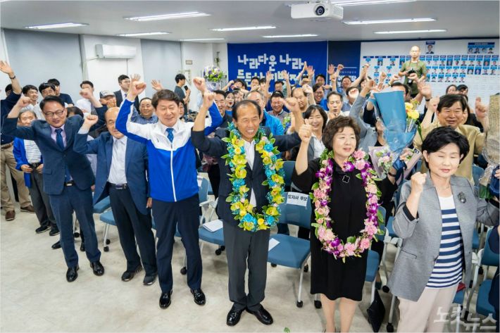지난 6.13지방선거에서 압승한 더불어민주당 강원도당. 3선에 성공한 최문순 강원도지사(가운데)와 당직자들이 선거 결과에 환호하고 있다.(사진=최문순 강원도지사 SNS)