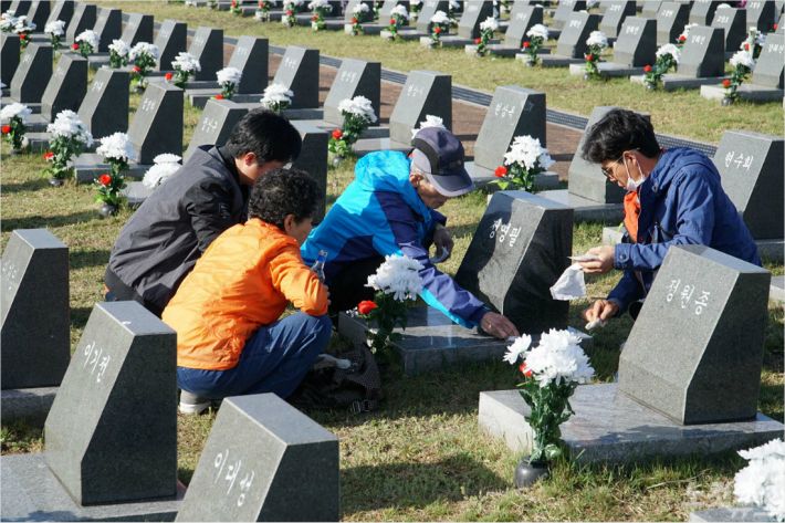 제주 4.3 평화공원을 찾은 유족들. (자료사진)