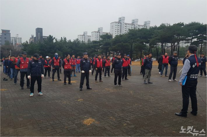 광양교통 노조가 3일 광양시청 앞 광장에서 사측의 노조탄압을 규탄하며 집회를 열고 있다.(사진=최창민 기자)