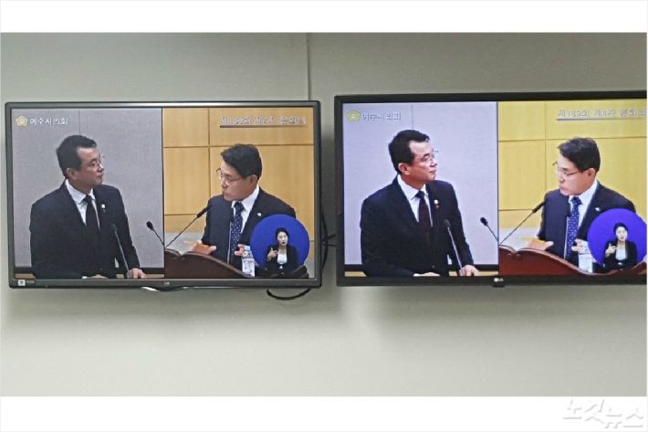 강재헌 의원(왼쪽)과 권오봉 시장이 시정질문을 주고 받고 있다(사진=고영호 기자)