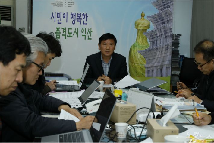 익산시가 말산업 육성과 관련한 브리핑을 하고 있다(사진=익산시청 제공)