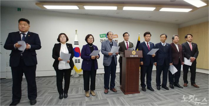 자유한국당 강원도의원들이 4일 강원도의회 세미나실에서 기자회견을 열어 최문순 강원도정과 민주당 강원도의원들이 정파적 의사결정과 행보를 보이고 있다며 자성을 촉구하고 있다.