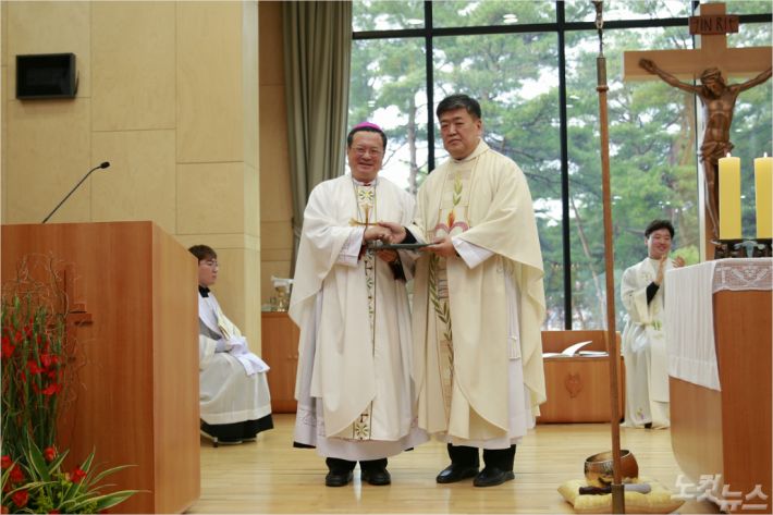 가톨릭관동대학교는 4일 대학 성당에서 제3대 총장 황창희 알베르토 신부(사진 오른쪽)의 취임식을 가졌다. (사진=가톨릭관동대 제공)