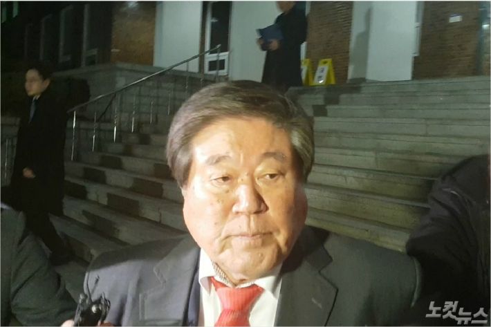 수뢰혐의를 받는 최규호 전 전북교육감의 친동생 최규성 전 한국농어촌공사 사장이 지난 4일 친형 범인도피교사 혐의로 14시간여에 걸친 조사를 받고 나와 굳은 표정으로 전주지검을 빠져나가고 있다. (사진=김민성 기자)