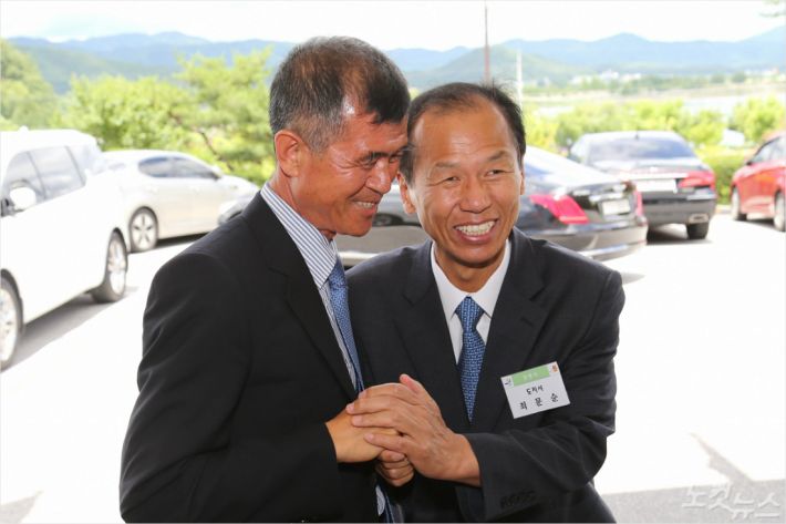 지난 7월 4일 10대 강원도의회 개원식에서 서로 당선을 축하하고 있는 한금석 강원도의회 의장과 최문순 강원도지사. (사진=강원도의회 제공)