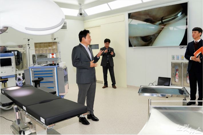 지난 3일 제주 녹지국제병원을 방문한 원희룡 지사. (자료사진)