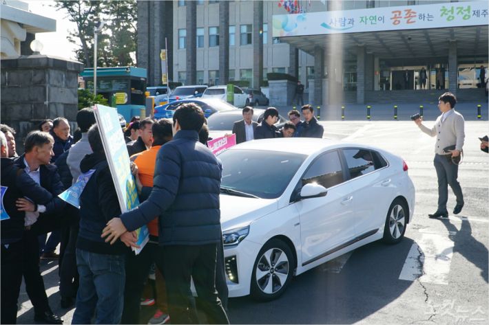 시민단체 관계자들이 5일 오전 도청 앞에서 원희룡 지사가 탄 관용차를 막아서고 있다. (사진=고상현 기자)