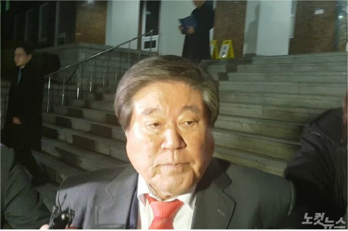 수뢰혐의를 받는 최규호 전 전북교육감의 친동생 최규성 전 한국농어촌공사 사장이 지난 4일 친형 범인도피교사 혐의로 14시간여에 걸친 조사를 받고 나와 굳은 표정으로 전주지검을 빠져나가고 있다. (사진=김민성 기자)