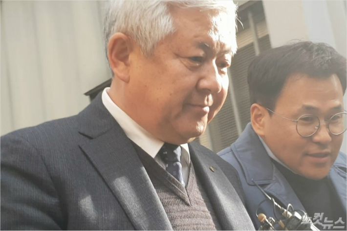 공직선거법 위반 혐의로 기소된 황인홍 전북 무주군수가 5일 법정을 빠져나와 취재진의 질문을 듣고 있다. (사진=김민성 기자)