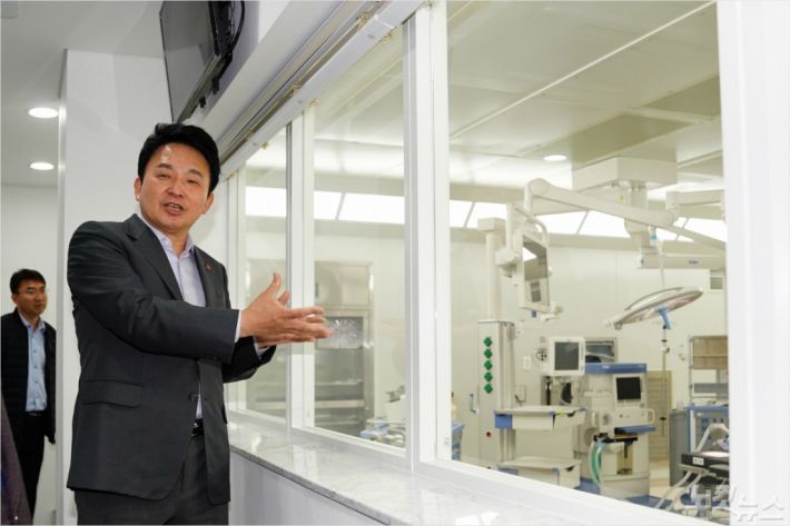 원희룡 제주지사가 지난 3일 국내 첫 영리병원인 제주 녹지국제병원을 둘러보고 있다.