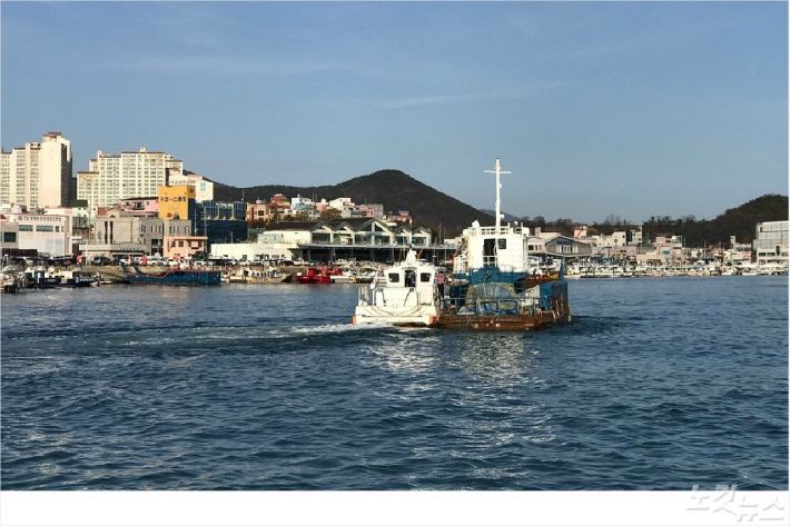 해경이 표류 중인 선박을 예인하고 있다(사진=여수해경)