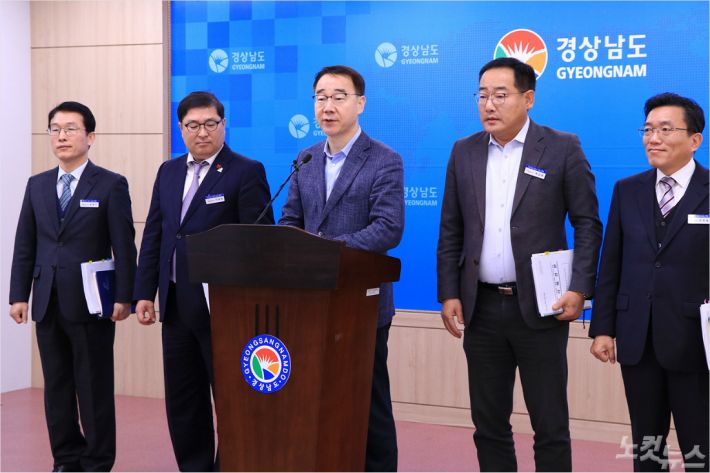 하승철 경남도 서부권지역본부장이 브리핑을 하고 있다.(사진=경남도청 제공)