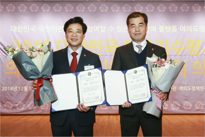 5일 경북도의회 이춘우(왼쪽), 오세혁 의원이 지방자치 의정대상을 수상했다.(사진=도의회 제공)