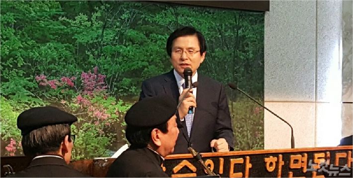황교안 전 국무총리가 포항YPC수련원에서 열린 '2018 청지기 세미나'에서 강연하고 있다. 문석준 기자