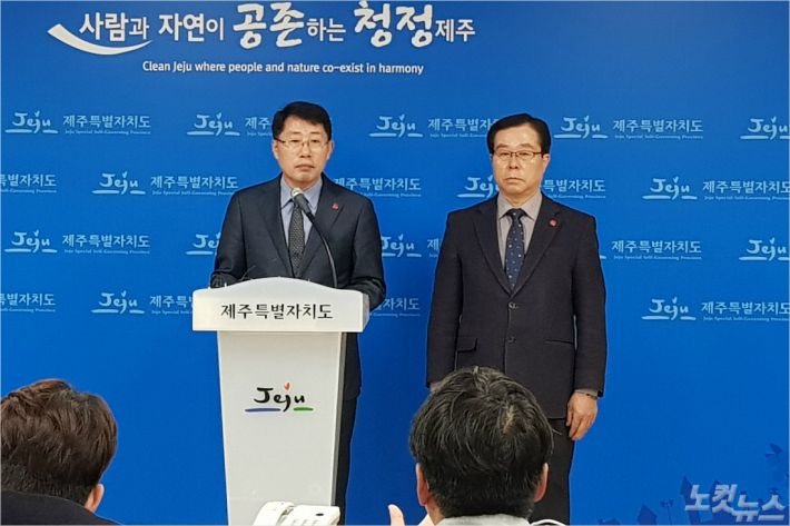 안동우 제주도 정무부지사(왼쪽)가 6일 도청 기자실에서 행정시장 직선제 도입을 위한 제도개선 동의안을 도의회에 제출했다고 밝혔다.