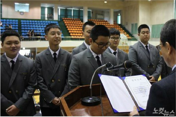 2018년 입학식에서 '강윤권 장학금'을 전달하는 모습.(서귀포고등학교 제공)