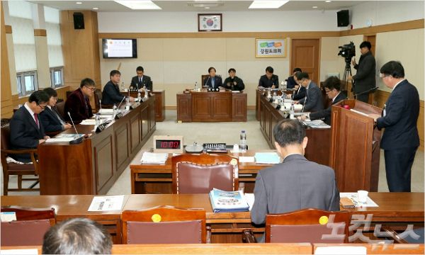 12월 3일,강원도의회 경제건설위원회는 레고랜드사업의 강원도 권리의무 변경의무안을 심사했다(사진=도의회 홈페이지 캡쳐)