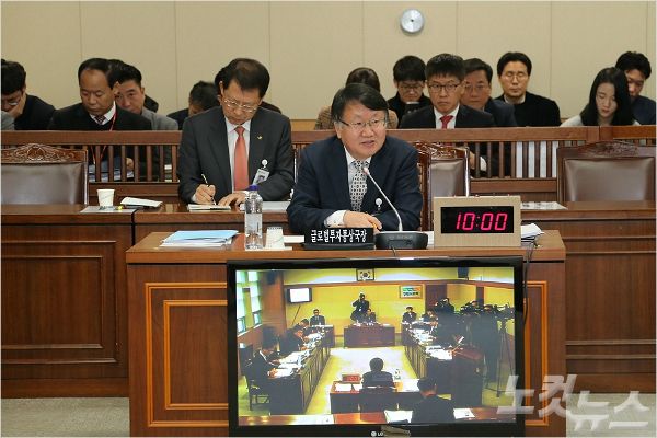 강원도의회 경제건설위원회에서 답변하고있는 강원도 전홍진 글로벌투자통상국장(사진=강원도의회 홈페이지 캡쳐)
