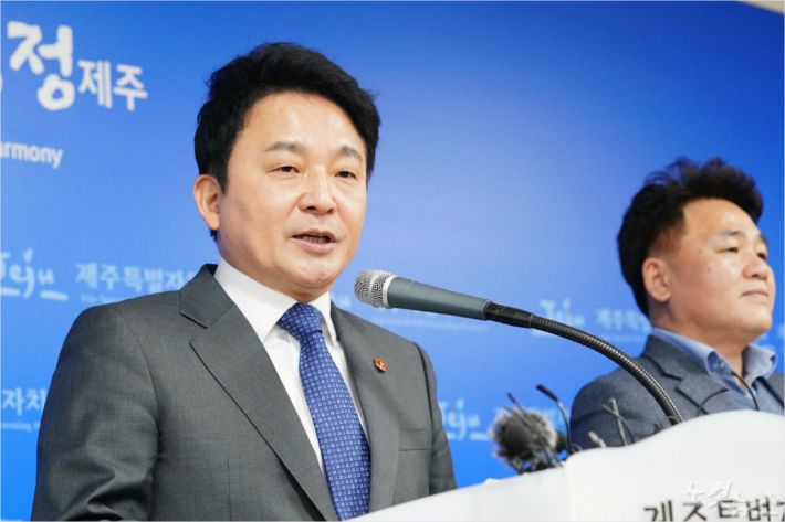 원희룡 제주지사가 5일 도청 기자실에서 국내 첫 영리병원인 제주 녹지국제병원의 조건부 개설 허가를 발표하고 있다.