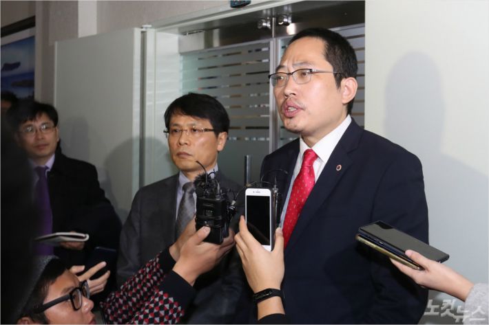 최대집 대한의사협회 회장이 6일 제주도청 도지사 집무실에서 원희룡 지사와 비공개 면담한 후 취재진과 인터뷰하고 있다. (사진=이인 기자)