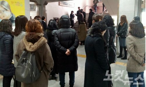 광주지역 사립유치원 원장들이 광주시교육청을 방문해 장휘국 교육감 면담을 요구하고 있다.(사진=김삼헌기자)