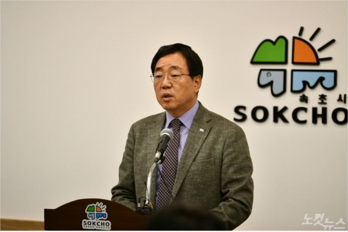 김철수 시장이 6일 속초시청 상황실에서 기자회견을 열고 주요 현안을 설명했다. (사진=속초시청 제공)